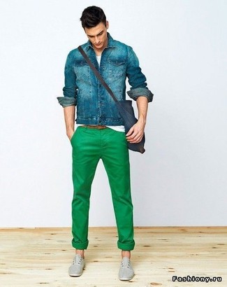 Quale sneakers senza lacci indossare con una giacca di jeans blu per un uomo di 30 anni: Indossa una giacca di jeans blu con chino verdi per un look trendy e alla mano. Sneakers senza lacci sono una validissima scelta per completare il look.