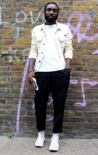 Look alla moda per uomo: Giacca di jeans beige, T-shirt girocollo bianca, Chino neri, Sneakers alte di tela bianche