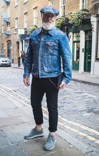 Come indossare e abbinare chino con una giacca di jeans per un uomo di 60 anni in modo casual: Potresti combinare una giacca di jeans con chino per un fantastico look da sfoggiare nel weekend. Scegli uno stile casual per le calzature con un paio di scarpe sportive azzurre.