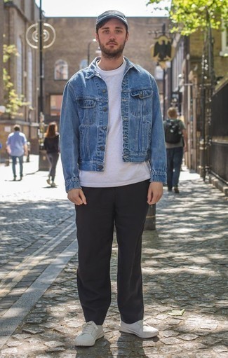 Quale giacca di jeans indossare con chino neri per un uomo di 30 anni: Abbinare una giacca di jeans e chino neri è una comoda opzione per fare commissioni in città. Per un look più rilassato, indossa un paio di sneakers basse di tela bianche.