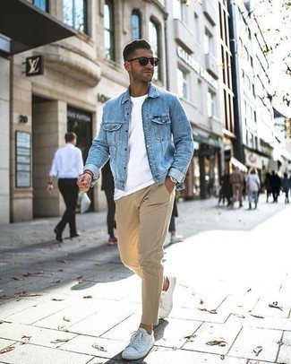 Come indossare e abbinare una giacca di jeans azzurra in estate 2024: Prova a combinare una giacca di jeans azzurra con chino marrone chiaro per un look trendy e alla mano. Per un look più rilassato, scegli un paio di sneakers basse in pelle bianche. Una buona idea per l’estate!