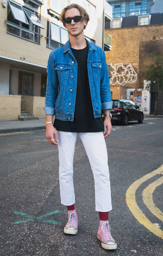 Come indossare e abbinare chino bianchi con una giacca di jeans blu: Metti una giacca di jeans blu e chino bianchi per vestirti casual. Per un look più rilassato, calza un paio di sneakers alte di tela rosa.