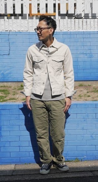 Look alla moda per uomo: Giacca di jeans bianca, T-shirt girocollo grigia, Chino verde oliva, Sneakers basse di tela blu scuro e bianche