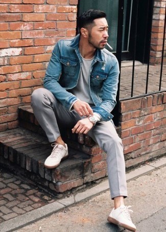 Quale giacca di jeans indossare con chino grigi quando fa caldo: Indossa una giacca di jeans e chino grigi per un outfit comodo ma studiato con cura. Se non vuoi essere troppo formale, scegli un paio di sneakers basse di tela bianche.