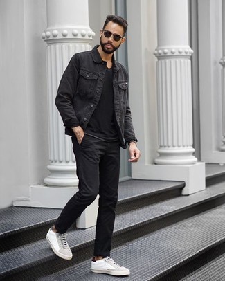 Come indossare e abbinare una giacca di jeans grigia: Prova ad abbinare una giacca di jeans grigia con chino neri per vestirti casual. Scegli uno stile casual per le calzature con un paio di sneakers basse di tela bianche.