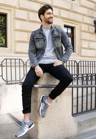 Come indossare e abbinare un salvapiede per un uomo di 30 anni: Combina una giacca di jeans grigia con un salvapiede per un outfit rilassato ma alla moda. Scarpe sportive grigie sono una validissima scelta per completare il look.