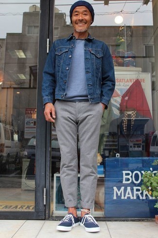 Quale giacca di jeans indossare con sneakers basse blu in primavera 2024: Potresti indossare una giacca di jeans e chino grigi per affrontare con facilità la tua giornata. Mettiti un paio di sneakers basse blu per avere un aspetto più rilassato. Questo è il look splendido per questa stagione primaverile.