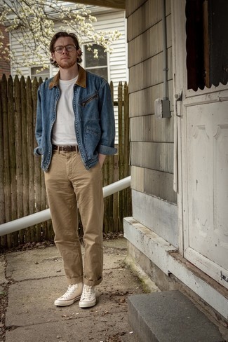 Look alla moda per uomo: Giacca di jeans blu, T-shirt girocollo bianca, Chino marrone chiaro, Sneakers alte di tela bianche