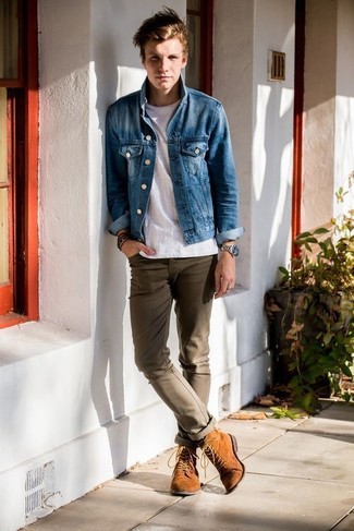 Look alla moda per uomo: Giacca di jeans blu, T-shirt girocollo bianca, Chino marroni, Stivali casual in pelle scamosciata marrone chiaro
