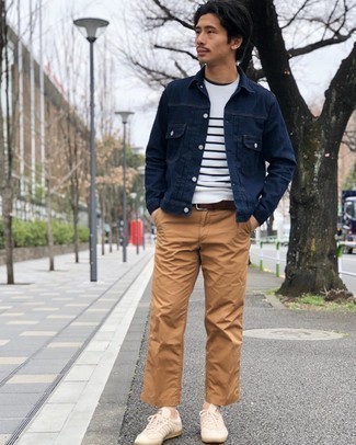 Come indossare e abbinare una giacca di jeans blu scuro con chino marroni in modo casual: Potresti abbinare una giacca di jeans blu scuro con chino marroni per un look semplice, da indossare ogni giorno. Aggiungi un tocco fantasioso indossando un paio di sneakers basse di tela beige.