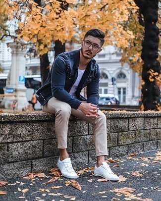 Quale giacca di jeans indossare con chino marrone chiaro per un uomo di 30 anni: Abbina una giacca di jeans con chino marrone chiaro per un fantastico look da sfoggiare nel weekend. Sneakers basse di tela bianche danno un tocco informale al tuo abbigliamento.