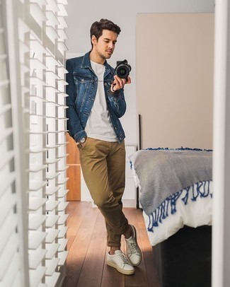 Quale giacca di jeans indossare con sneakers basse bianche per un uomo di 20 anni: Prova a combinare una giacca di jeans con chino marrone chiaro per un outfit comodo ma studiato con cura. Scegli un paio di sneakers basse bianche come calzature per un tocco più rilassato.