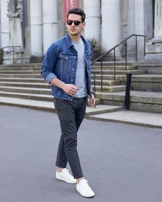 Look alla moda per uomo: Giacca di jeans blu, T-shirt girocollo azzurra, Chino a righe verticali grigio scuro, Sneakers basse di tela bianche