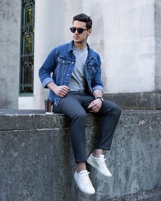 Quale giacca di jeans indossare con una t-shirt girocollo grigia per un uomo di 20 anni: Potresti abbinare una giacca di jeans con una t-shirt girocollo grigia per un look semplice, da indossare ogni giorno. Perfeziona questo look con un paio di sneakers basse di tela bianche.
