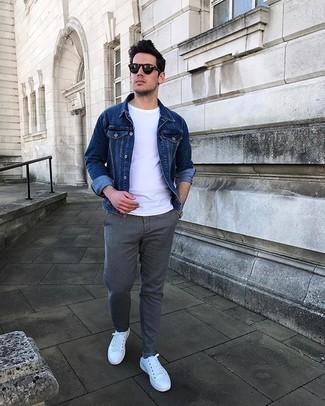 Quale giacca di jeans indossare con sneakers basse bianche per un uomo di 20 anni: Abbina una giacca di jeans con chino grigi per un look semplice, da indossare ogni giorno. Per un look più rilassato, indossa un paio di sneakers basse bianche.
