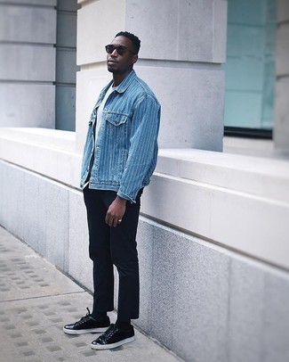 Come indossare e abbinare una giacca di jeans azzurra: Coniuga una giacca di jeans azzurra con chino neri per vestirti casual. Sneakers basse in pelle scamosciata nere aggiungono un tocco particolare a un look altrimenti classico.