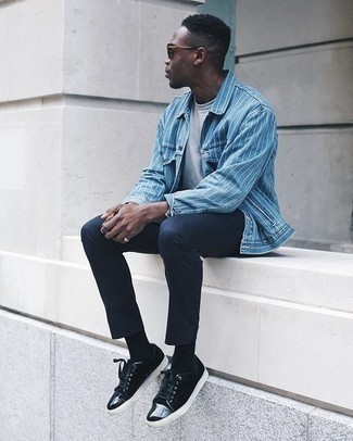 Quale chino indossare con una giacca di jeans azzurra quando fa caldo in modo casual: Indossa una giacca di jeans azzurra con chino per un look raffinato per il tempo libero. Per un look più rilassato, indossa un paio di sneakers basse in pelle scamosciata nere.