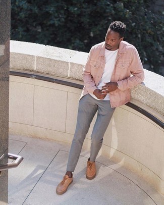 Come indossare e abbinare una giacca di jeans rosa in estate 2024: Scegli una giacca di jeans rosa e chino grigi per un look semplice, da indossare ogni giorno. Scegli un paio di sneakers basse in pelle marrone chiaro come calzature per avere un aspetto più rilassato. Ecco un look indispensabile per questa stagione estiva.