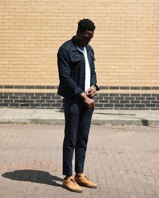 Quale chino indossare con sneakers basse marrone chiaro per un uomo di 30 anni: Coniuga una giacca di jeans blu scuro con chino per un fantastico look da sfoggiare nel weekend. Se non vuoi essere troppo formale, calza un paio di sneakers basse marrone chiaro.