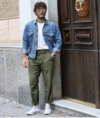 Come indossare e abbinare una giacca di jeans azzurra: Indossa una giacca di jeans azzurra con chino verde oliva per un look raffinato per il tempo libero. Se non vuoi essere troppo formale, scegli un paio di sneakers alte di tela bianche.