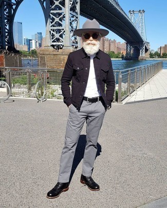 Quale giacca di jeans indossare con chino grigi per un uomo di 50 anni: Abbina una giacca di jeans con chino grigi per vestirti casual. Indossa un paio di stivali casual in pelle neri per dare un tocco classico al completo.
