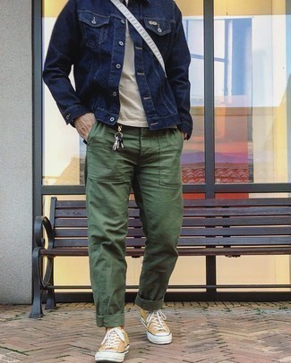 Quale giacca di jeans indossare con sneakers basse lime: Per creare un adatto a un pranzo con gli amici nel weekend indossa una giacca di jeans con chino verde oliva. Scegli un paio di sneakers basse lime per avere un aspetto più rilassato.