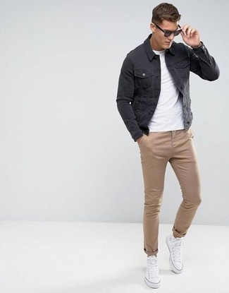Come indossare e abbinare una giacca di jeans nera quando fa caldo: Metti una giacca di jeans nera e chino marrone chiaro per un look spensierato e alla moda. Scegli un paio di sneakers alte di tela bianche per un tocco più rilassato.