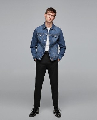 Come indossare e abbinare una giacca di jeans blu: Vestiti con una giacca di jeans blu e chino neri per un look trendy e alla mano. Sfodera il gusto per le calzature di lusso e calza un paio di scarpe derby in pelle nere.