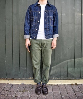 Quale giacca di jeans indossare con chukka marrone scuro: Opta per una giacca di jeans e chino verde oliva per vestirti casual. Rifinisci questo look con un paio di chukka marrone scuro.