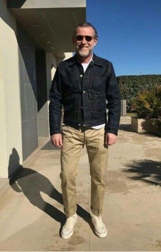Quale giacca di jeans indossare con chino marrone chiaro per un uomo di 50 anni: Prova a combinare una giacca di jeans con chino marrone chiaro per affrontare con facilità la tua giornata. Se non vuoi essere troppo formale, prova con un paio di sneakers alte di tela beige.