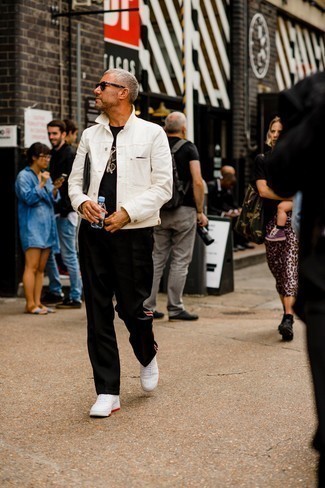 Quale sneakers basse indossare con chino neri per un uomo di 40 anni: Opta per una giacca di jeans bianca e chino neri per un look trendy e alla mano. Non vuoi calcare troppo la mano con le scarpe? Opta per un paio di sneakers basse per la giornata.