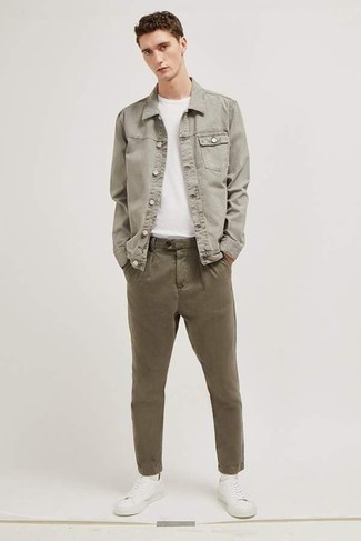 Quale giacca di jeans indossare con sneakers basse bianche per un uomo di 20 anni: Combina una giacca di jeans con chino verde oliva per un look raffinato per il tempo libero. Per un look più rilassato, indossa un paio di sneakers basse bianche.