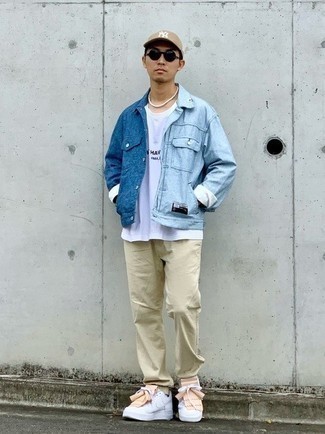 Come indossare e abbinare una giacca di jeans azzurra per un uomo di 30 anni in modo casual: Coniuga una giacca di jeans azzurra con chino beige per un look trendy e alla mano. Abbina questi abiti a un paio di sneakers basse in pelle bianche.
