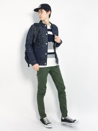 Quale chino indossare con una giacca di jeans blu quando fa caldo: Scegli un outfit composto da una giacca di jeans blu e chino per un look spensierato e alla moda. Per un look più rilassato, scegli un paio di sneakers basse di tela nere e bianche come calzature.
