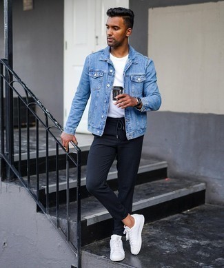Come indossare e abbinare una giacca di jeans azzurra in modo casual: Potresti abbinare una giacca di jeans azzurra con chino neri per vestirti casual. Non vuoi calcare troppo la mano con le scarpe? Calza un paio di sneakers basse in pelle bianche per la giornata.
