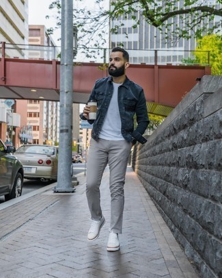 Quale giacca di jeans indossare con chino grigi: Coniuga una giacca di jeans con chino grigi per un look spensierato e alla moda. Perché non aggiungere un paio di sneakers basse di tela bianche per un tocco più rilassato?