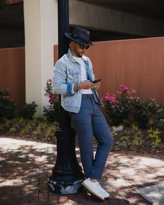 Look alla moda per uomo: Giacca di jeans azzurra, T-shirt girocollo bianca, Chino a quadri blu scuro, Sneakers basse in pelle bianche