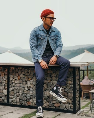 Come indossare e abbinare sneakers alte di tela nere e bianche in modo casual: Metti una giacca di jeans azzurra e chino blu scuro per vestirti casual. Per un look più rilassato, scegli un paio di sneakers alte di tela nere e bianche come calzature.