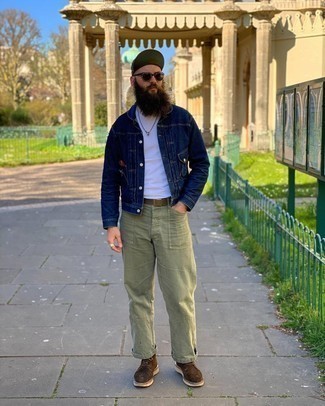 Quale giacca di jeans indossare con chukka terracotta per un uomo di 30 anni quando fa caldo: Prova ad abbinare una giacca di jeans con chino verde oliva per vestirti casual. Rifinisci questo look con un paio di chukka terracotta.