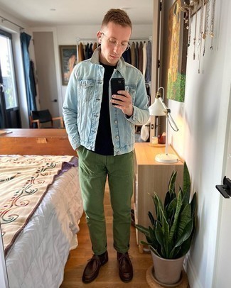 Come indossare e abbinare pantaloni verde menta: Abbina una giacca di jeans azzurra con pantaloni verde menta per un look spensierato e alla moda. Chukka in pelle marrone scuro daranno lucentezza a un look discreto.