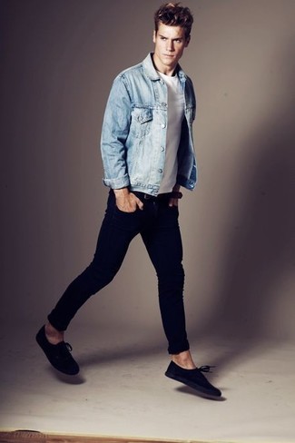 Quale giacca di jeans indossare con sneakers basse blu scuro per un uomo di 30 anni quando fa caldo: Prova ad abbinare una giacca di jeans con jeans aderenti blu scuro per affrontare con facilità la tua giornata. Sneakers basse blu scuro sono una interessante scelta per completare il look.
