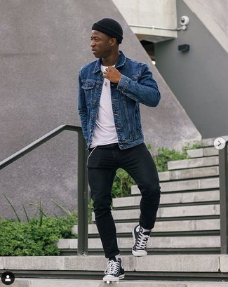 Come indossare e abbinare jeans aderenti neri: Vestiti con una giacca di jeans blu scuro e jeans aderenti neri per un look raffinato per il tempo libero. Scegli un paio di sneakers alte di tela nere e bianche come calzature per avere un aspetto più rilassato.