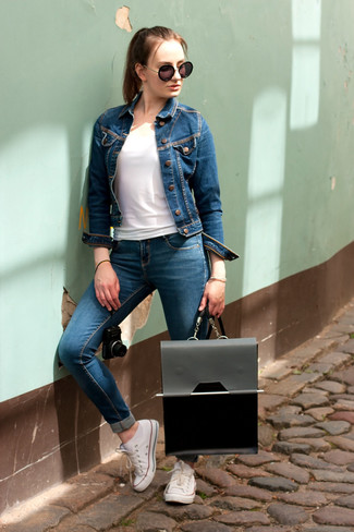 Come indossare e abbinare una giacca di jeans blu con sneakers basse bianche: Combina una giacca di jeans blu con jeans aderenti blu per essere trendy e seducente. Sneakers basse bianche sono una validissima scelta per completare il look.