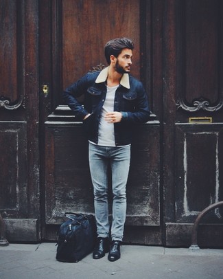 Quale jeans aderenti indossare con una giacca di jeans blu scuro in estate 2024 in modo smart-casual: Combina una giacca di jeans blu scuro con jeans aderenti per un look semplice, da indossare ogni giorno. Mostra il tuo gusto per le calzature di alta classe con un paio di scarpe oxford in pelle nere. Una fantastica scelta per essere più cool e elegantemente alla moda anche durante la stagione calda.