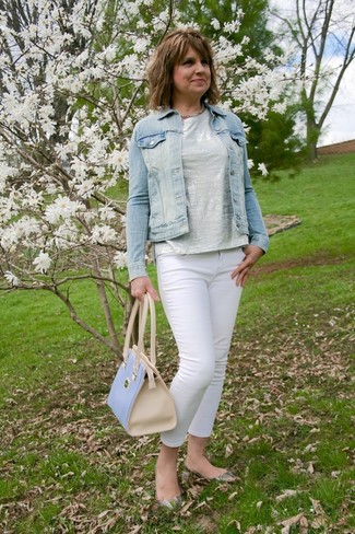Come indossare e abbinare jeans bianchi in modo casual: Abbina una giacca di jeans azzurra con jeans bianchi per un look raffinato. Ballerine in pelle con stampa serpente grigie sono una eccellente scelta per completare il look.