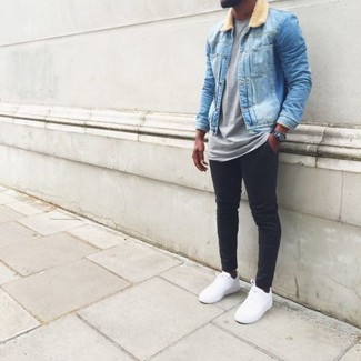 Quale giacca di jeans indossare con sneakers basse bianche e blu scuro per un uomo di 30 anni: Prova ad abbinare una giacca di jeans con jeans aderenti neri per un fantastico look da sfoggiare nel weekend. Sneakers basse bianche e blu scuro sono una eccellente scelta per completare il look.