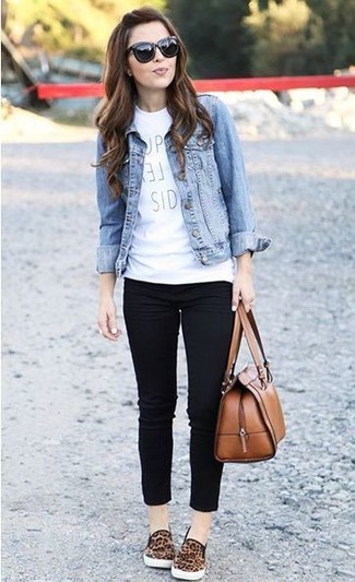 Look alla moda per donna: Giacca di jeans azzurra, T-shirt girocollo stampata bianca, Jeans aderenti neri, Sneakers senza lacci leopardate marroni