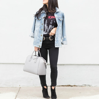 Look alla moda per donna: Giacca di jeans azzurra, T-shirt girocollo stampata nera, Jeans aderenti neri, Stivaletti in pelle scamosciata neri