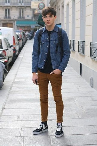 Come indossare e abbinare jeans terracotta in modo casual: Scegli una giacca di jeans blu e jeans terracotta per un look semplice, da indossare ogni giorno. Vuoi osare? Completa il tuo look con un paio di sneakers alte di tela nere.