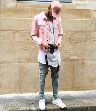 Come indossare e abbinare jeans acqua per un uomo di 30 anni in modo rilassato: Abbina una giacca di jeans rosa con jeans acqua per un outfit rilassato ma alla moda. Sneakers basse bianche sono una valida scelta per completare il look.